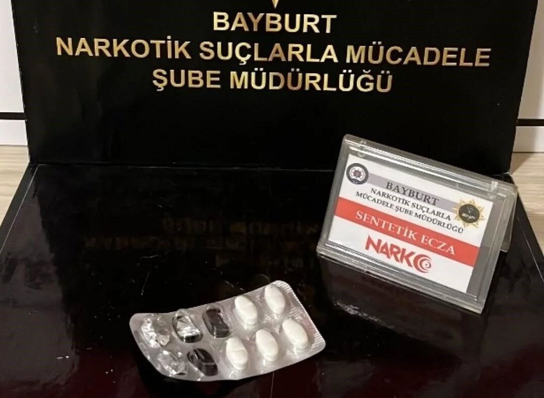 Bayburt’ta durdurulan araçta bir miktar sentetik hap ele geçirildi. Narkotik