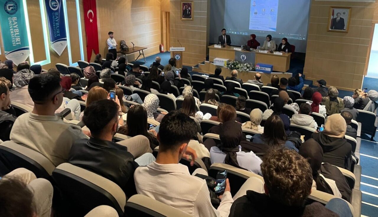 Sağlık Hizmetleri Yüksekokulu Eczane Hizmetleri Programı öğrencileri tarafından, Eda Yönten