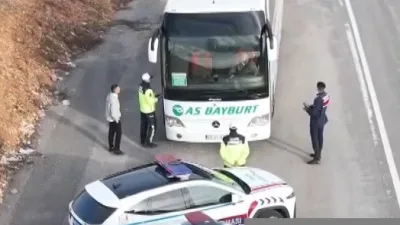 Bayburt'ta jandarma ekipleri Danişment Yol Kontrol Noktası'nda trafik denetimi yaptı.
