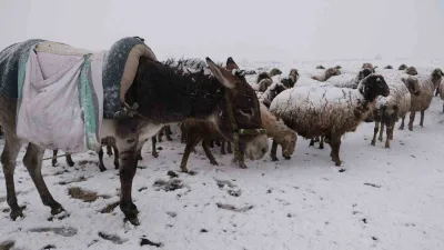 Bayburt’ta etkili olan yoğun kar yağışı kenti beyaza bürüdü. Nisan