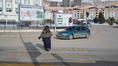 Bayburt'ta Gençosman Mahallesi'ndeki sinyalizasyon ışıklarının arızası, sürücüler ve yayaları zor