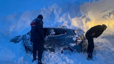 Bayburt’ta karın kapattığı yayla yolunda mahsur kalan yabancı uyruklu 4
