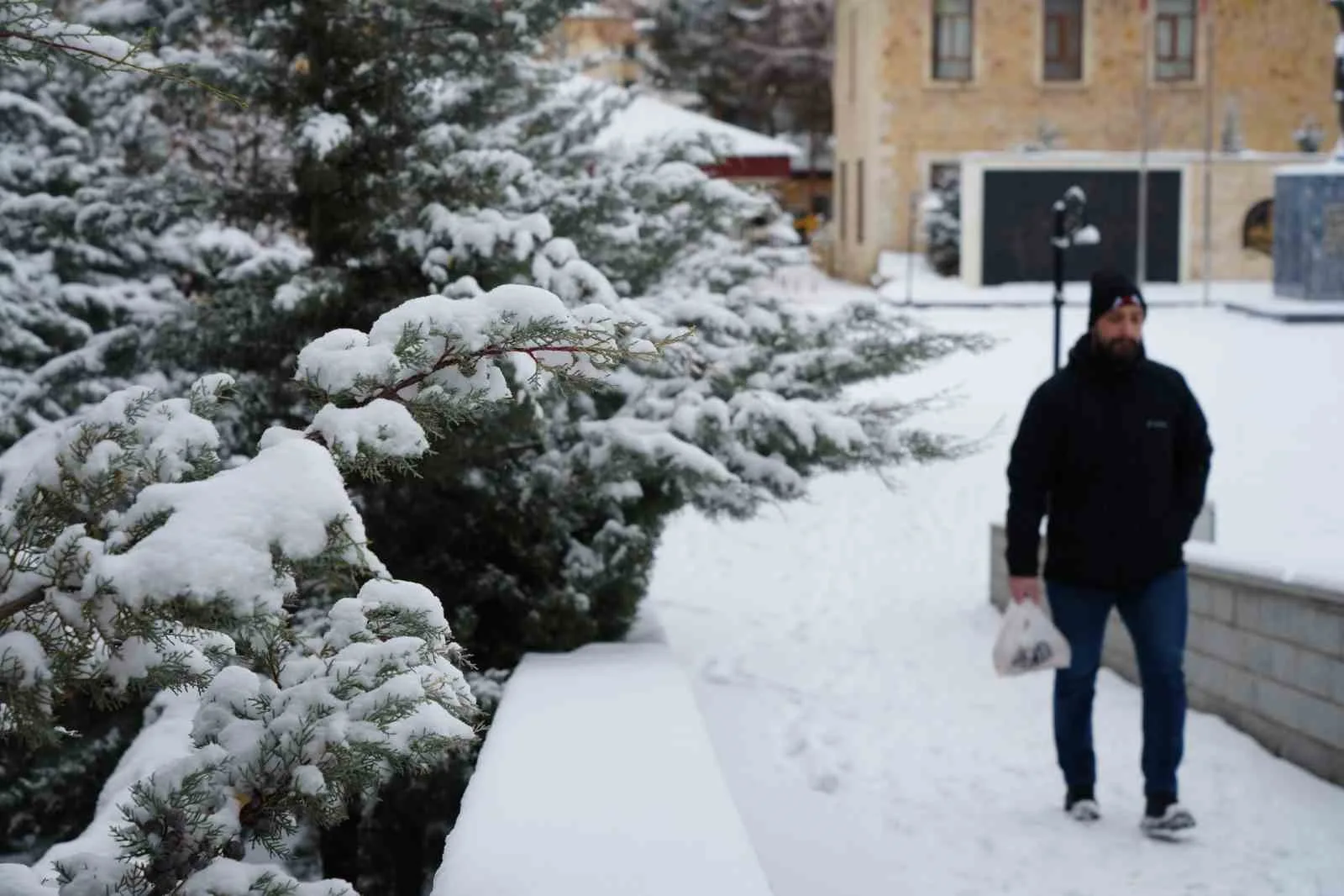 Bugün gece saatlerinden itibaren kar yağışının etkili olacağı, yağışın aralıksız