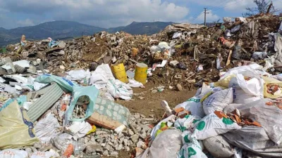 İzmir’in Bayraklı Belediyesi, Doğançay Mahallesi’nde açık alana çöp dökerek çevre
