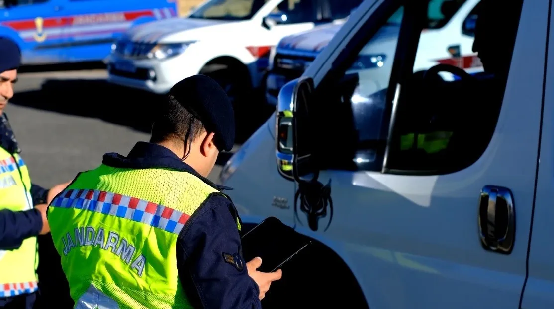 Bayburt'ta jandarma ekipleri bayram tatilinin son gününde de yoğun trafik