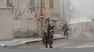 Bayburt’ta sabahın erken saatlerinde rüzgâr ve fırtına, öğlen saatlerine doğru
