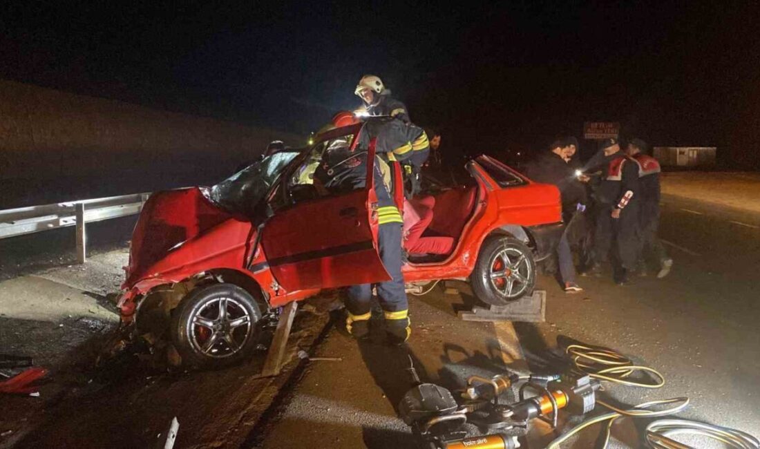 Kocaeli-Kandıra Yolu’nda meydana gelen trafik kazasında bariyerlere giren otomobildeki iki