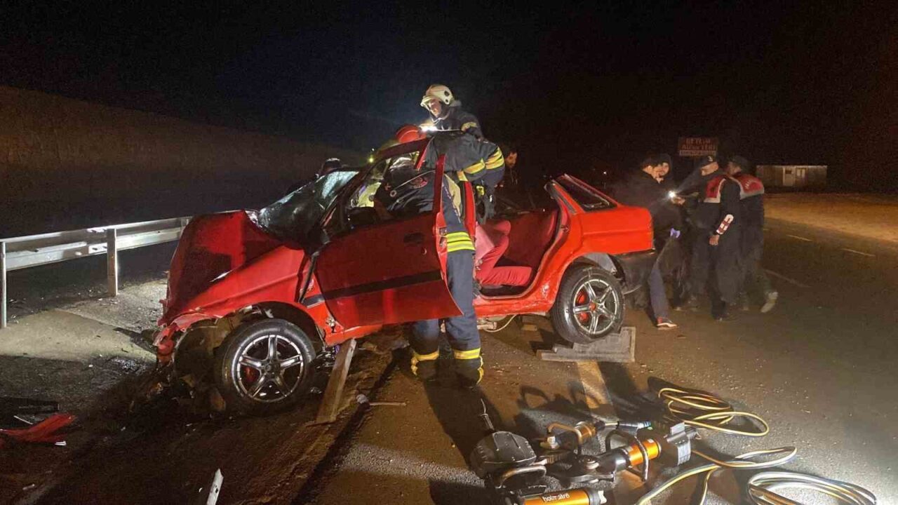 Kocaeli-Kandıra Yolu’nda meydana gelen trafik kazasında bariyerlere giren otomobildeki iki