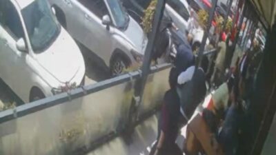 Beylikdüzü’nde bulunan bir restaurantta yaşanan panik anları güvenlik kamerasına yansıdı.