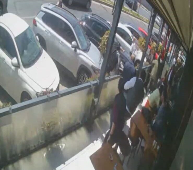 Beylikdüzü’nde bulunan bir restaurantta yaşanan panik anları güvenlik kamerasına yansıdı.