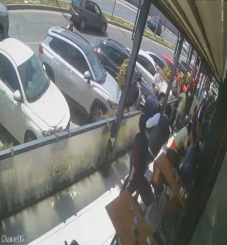 Beylikdüzü’nde bulunan bir restaurantta yaşanan panik anları güvenlik kamerasına yansıdı.