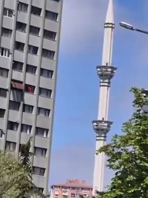 İstanbul’da 6.2 büyüklüğündeki depremde Beylikdüzü’nde bulunan Fatih Sultan Mehmet Camii