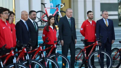 Cumhurbaşkanı Erdoğan, 60. Cumhurbaşkanlığı Türkiye Bisiklet Turu heyetini Beştepe'de kabul