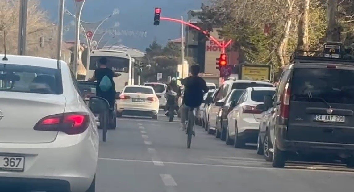 Erzincan’da bisikletle araçların arasında ilerlerken akrobasi hareketler yaparak tek teker