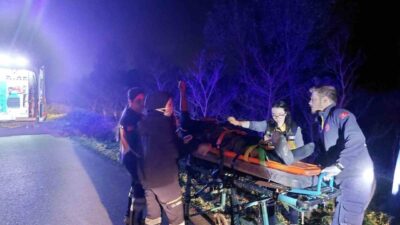 Sakarya’nın Akyazı ilçesi D140 kara yolunda sürücüsünün kontrolünden çıkan otomobil