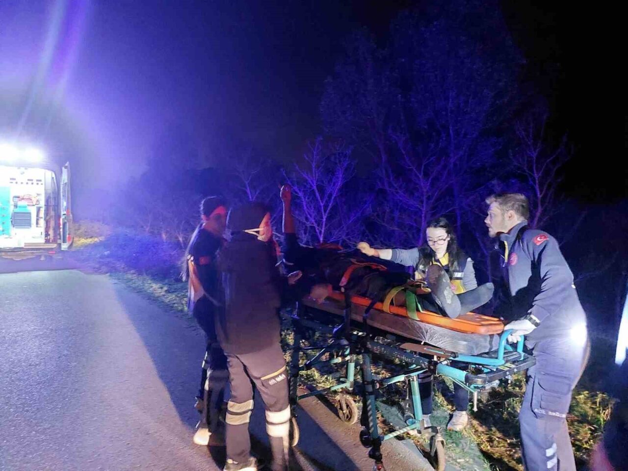 Sakarya’nın Akyazı ilçesi D140 kara yolunda sürücüsünün kontrolünden çıkan otomobil