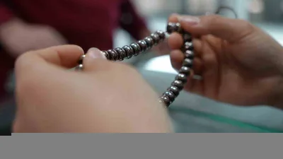 Erzincanlı tespih ustası Mehmet Aydın, Brezilya'dan getirdiği kuka ağacı meyvesini