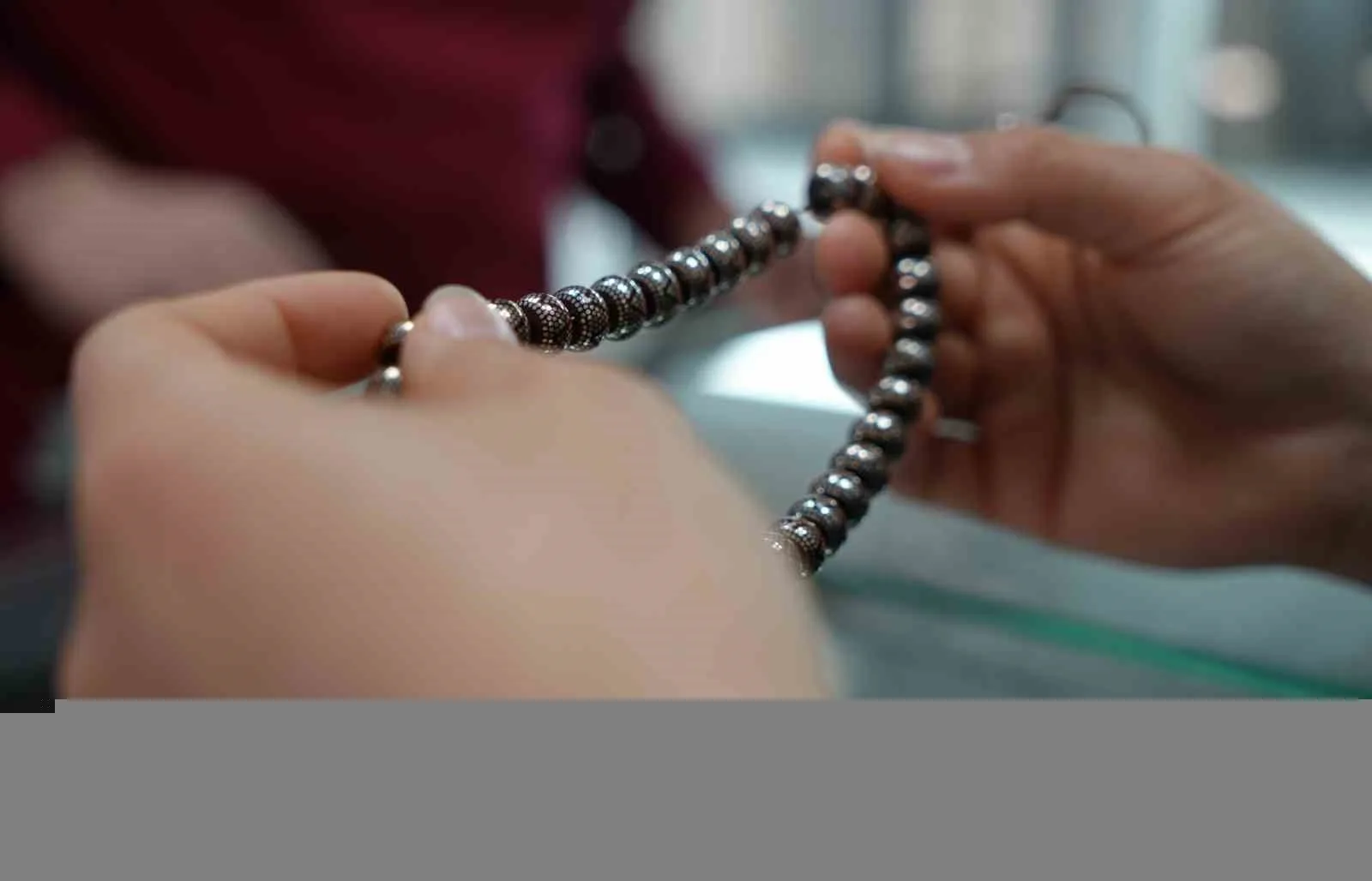 Erzincanlı tespih ustası Mehmet Aydın, Brezilya'dan getirdiği kuka ağacı meyvesini