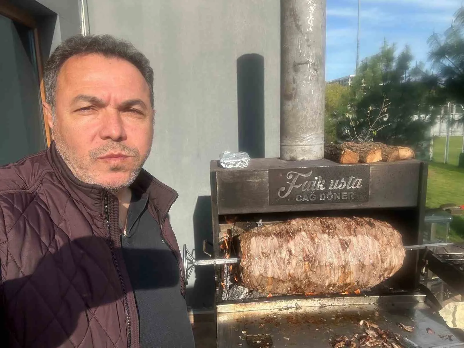 Oltulu iş insanı Latif Albayrak Bursaspor’a cağ kebabı ikramı etti.