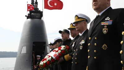 Çanakkale Boğazı'nda düzenlenen törende, Dumlupınar ve Atılay denizaltıları şehitleri, TCG