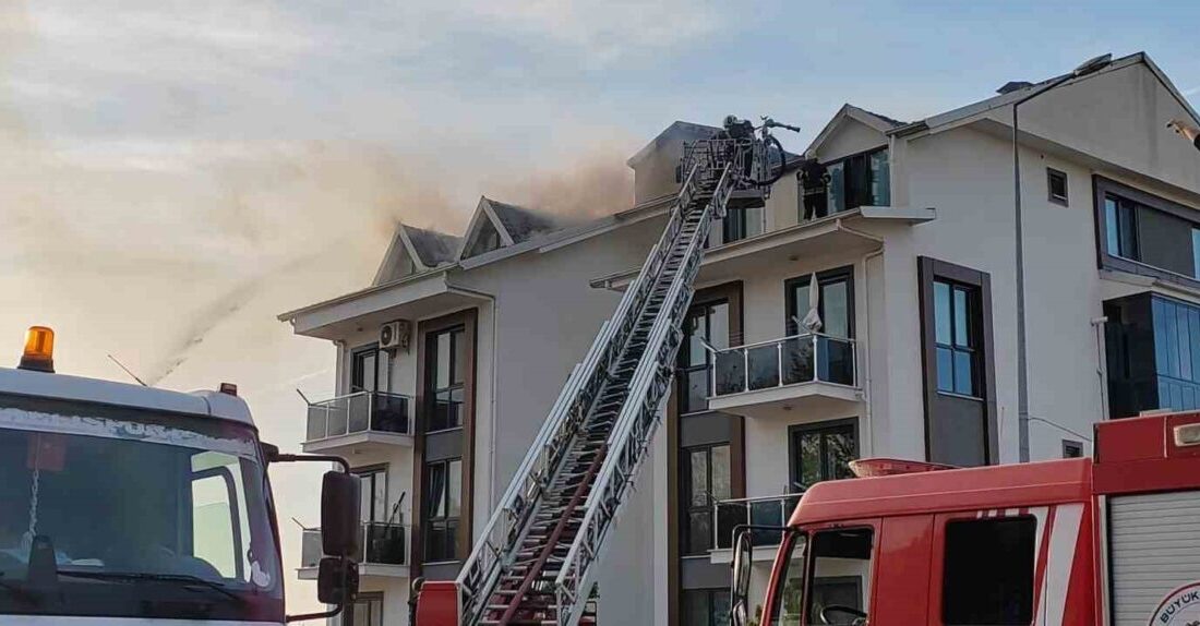 Kocaeli’nin Karamürsel ilçesinde çatıda çıkan yangın büyük korkuya neden oldu.