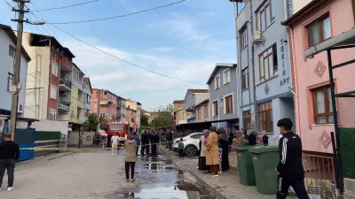 Kocaeli’nin Körfez ilçesinde 5 katlı binanın çatı katında çıkan yangın