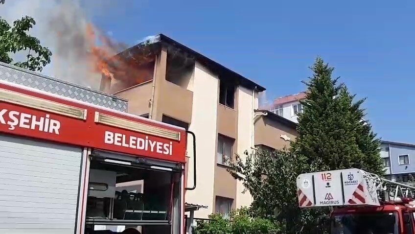 Kocaeli’nin Körfez ilçesinde bir vatandaş, kendi imkanlarıyla evinin çatısını onardığı