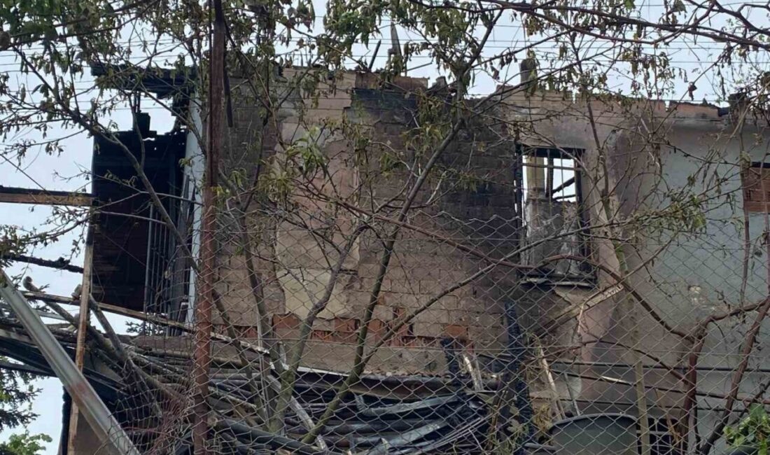 Kocaeli’nin Kartepe ilçesinde çıkan yangında iki katlı ev kullanılamaz hale