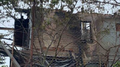 Kocaeli’nin Kartepe ilçesinde çıkan yangında iki katlı ev kullanılamaz hale