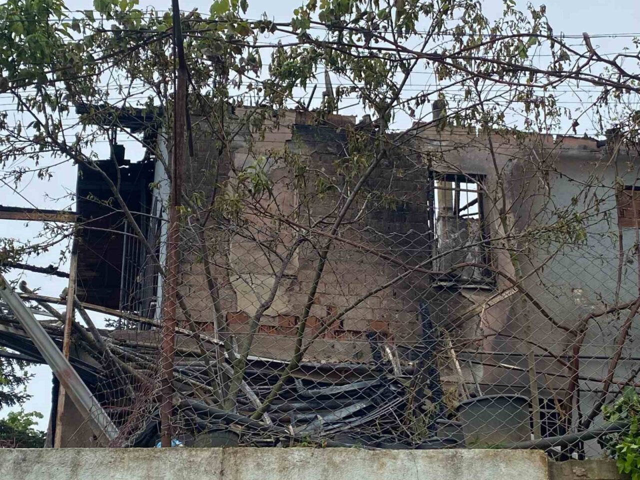 Kocaeli’nin Kartepe ilçesinde çıkan yangında iki katlı ev kullanılamaz hale
