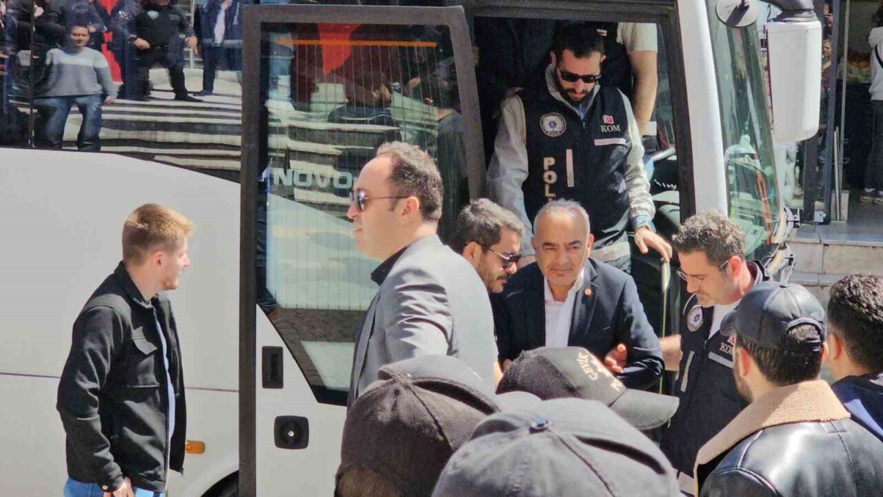 Zonguldak’ın Devrek ilçesinde usulsüzlük iddialarına ilişkin başlatılan soruşturma kapsamında aralarında