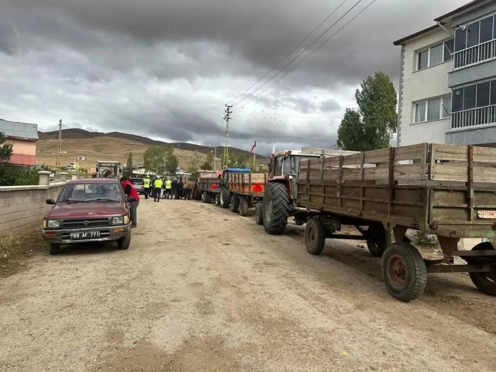 Bayburt’ta tarım sezonunun başlamasıyla birlikte traktör ve römork kullanımı da