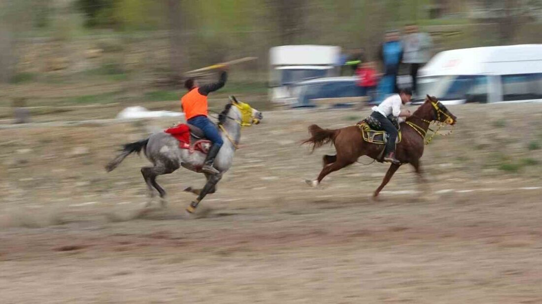 Bayburt’ta uzun yıllardır ciritle uğraşan cirit eski sporcusu baba, evlenecek