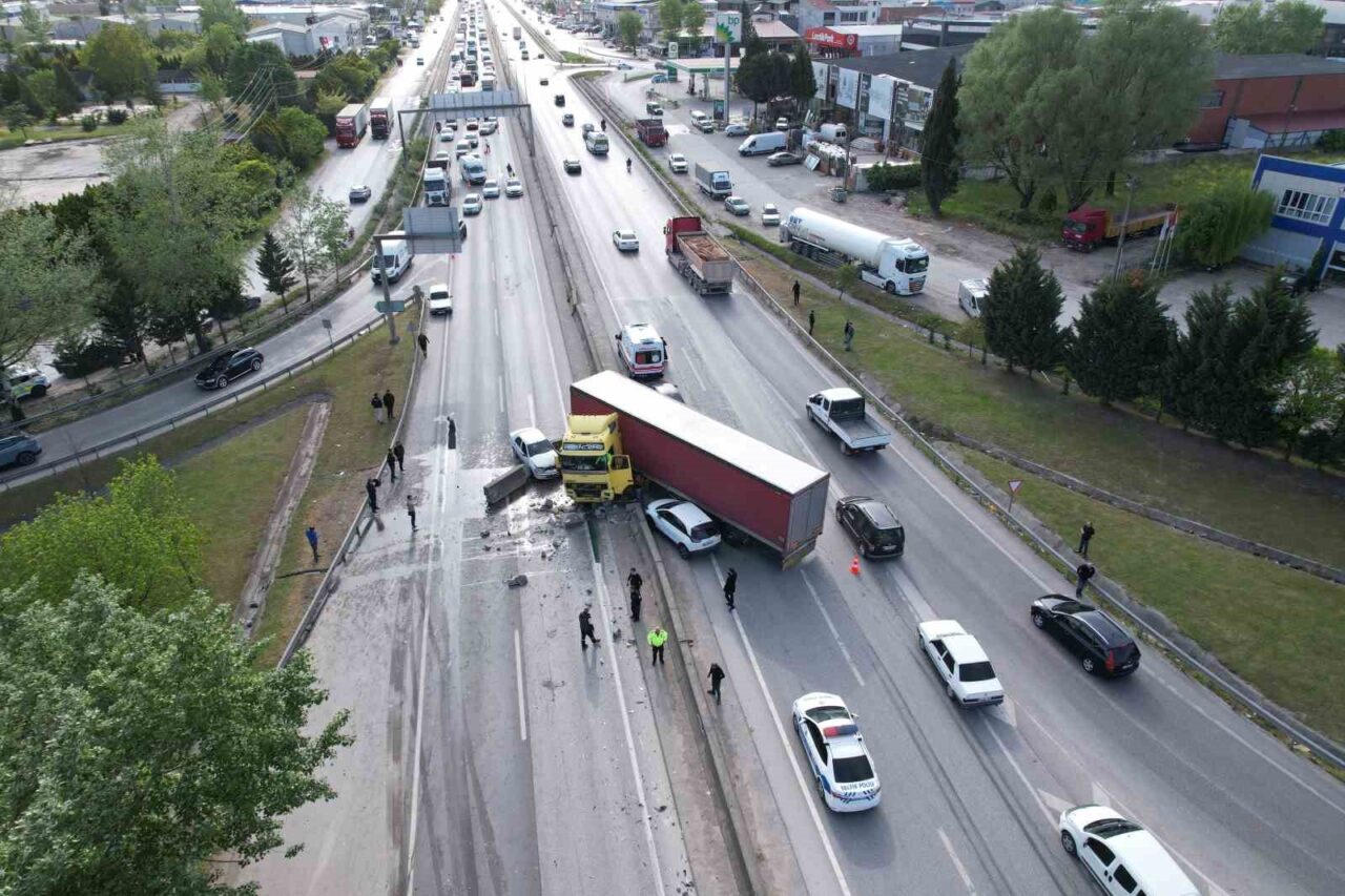 100 karayolunda kontrolden çıkarak bariyerleri aşan tır karşı şeride geçti.