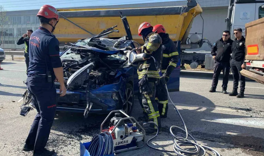 D-100 kara yolunun Kocaeli geçişinde otomobilin tuğla yüklü tıra arkadan