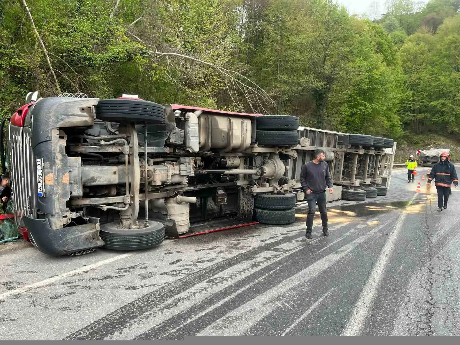 Akyazı-Mudurnu D-140 kara yolunda meydana gelen tır kazasında sürücü E.K.
