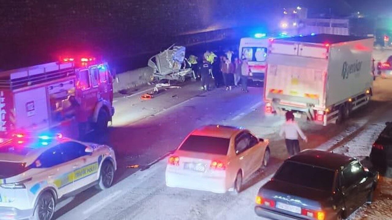 Sakarya’nın Geyve ilçesi D-650 kara yolunda hafif ticari aracın tıra