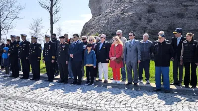 Çanakkale’nin Gelibolu ilçesinde bulunan Gelibolu Şehit Denizaltıcılar Anıtı önünde düzenlenen