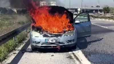 Sakarya’nın Akyazı ilçesi D100 karayolunda seyir halindeki otomobil alev aldı.