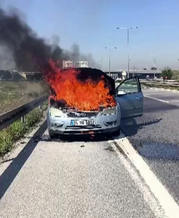 Sakarya’nın Akyazı ilçesi D100 karayolunda seyir halindeki otomobil alev aldı.