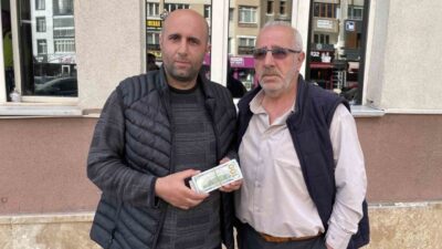 Sivas’ta yolda yürürken kaldırımda 6 bin 250 dolar ve 400