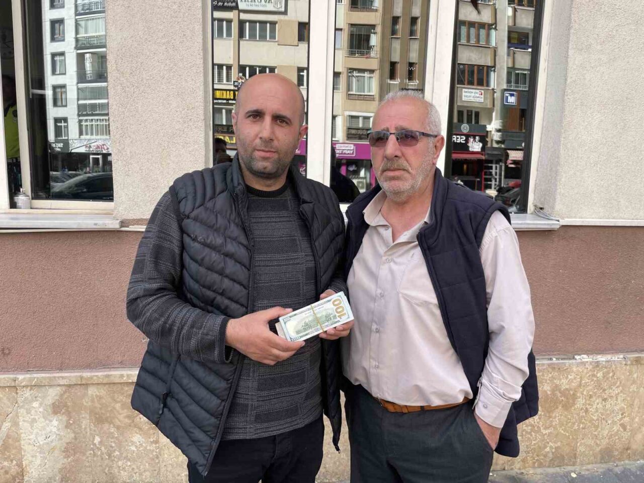 Sivas’ta yolda yürürken kaldırımda 6 bin 250 dolar ve 400