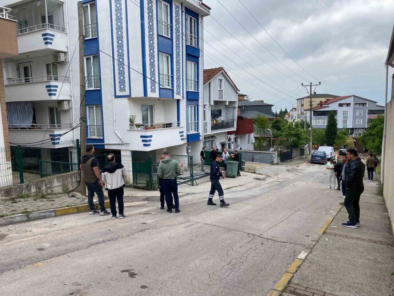 Kocaeli’nin Körfez ilçesinde elektrik akımına kapılan üç kişi ağır yaralandı.