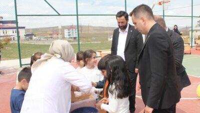 Bayburt’un Demirözü ilçesinde, çim adam etkinliği düzenlendi. Çocuklar, hayal güçlerini