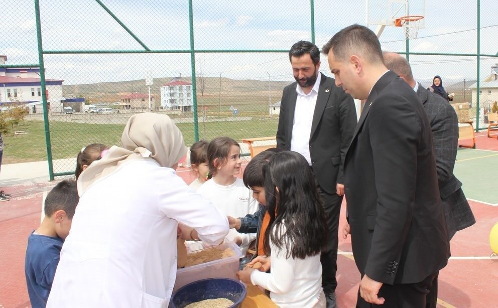 Bayburt’un Demirözü ilçesinde, çim adam etkinliği düzenlendi. Çocuklar, hayal güçlerini