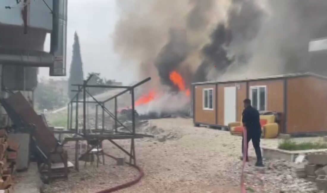 Hatay’ın Antakya ilçesinde depremde evleri yıkılan ailelerin konteyner yuvaları yanarak