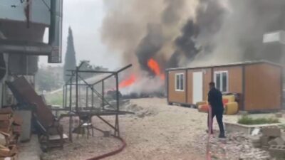Hatay’ın Antakya ilçesinde depremde evleri yıkılan ailelerin konteyner yuvaları yanarak