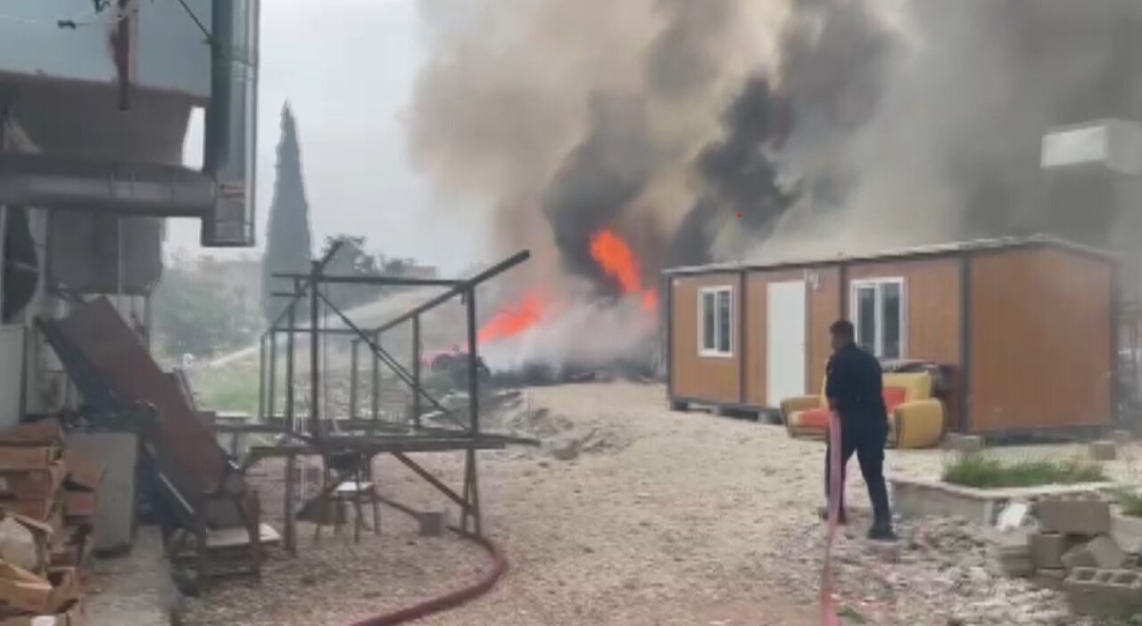 Hatay’ın Antakya ilçesinde depremde evleri yıkılan ailelerin konteyner yuvaları yanarak