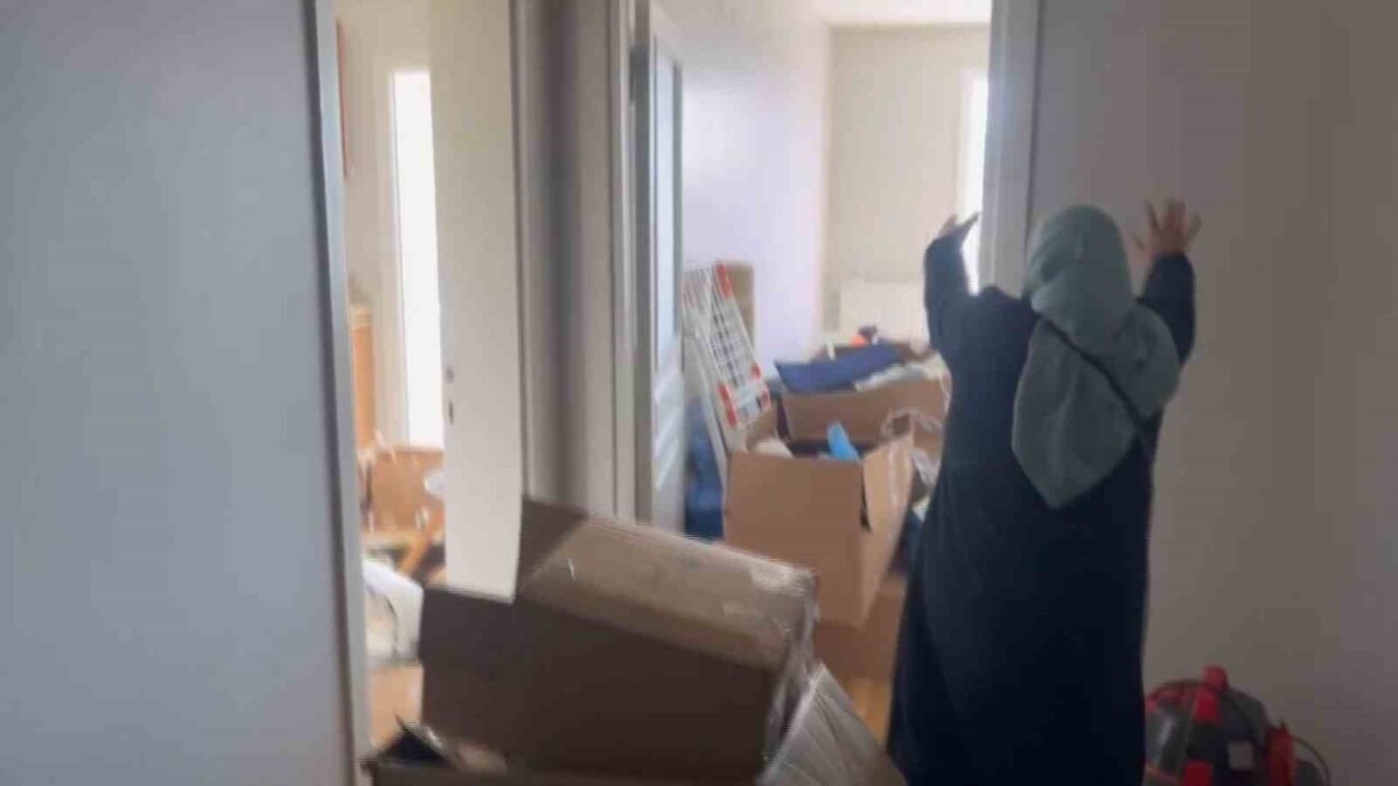 İstanbul’da yaşanan 6,2 büyüklüğündeki depreme yeni taşındığı evinde yakalanan kadın