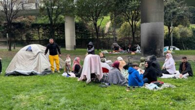 Depremin ardından Beyoğlu’nda vatandaşlar evlerinden çıkarak Piyalepaşa Bulvarı’ndaki yeşil alanlara